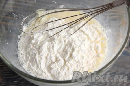 Затем в молочно-яичную смесь добавить муку и крахмал.