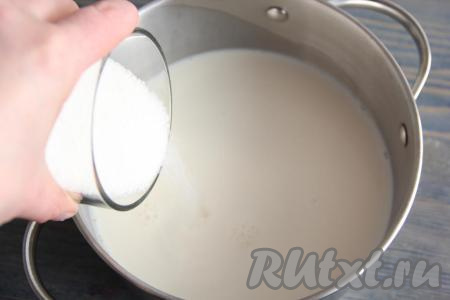 Для начала приготовить заварной крем, для этого в кастрюльку влить 400 мл молока, всыпать сахар и ванильный сахар, перемешать.