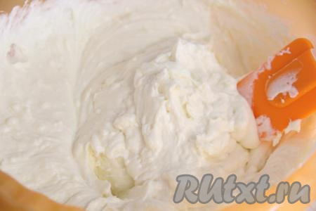 В конце взбивания добавить лимонный сок. Крем получится воздушным, нежным и очень светлым.