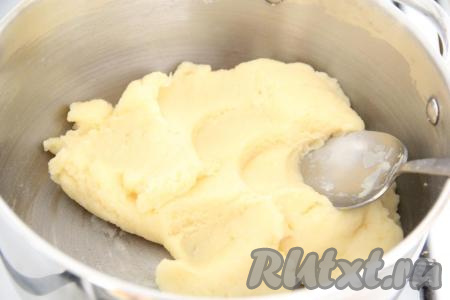 На медленном огне интенсивно перемешать муку. Заваривать тесто, перемешивая, в течение 1 минуты. Оно начнёт хорошо отставать от стенок кастрюли.