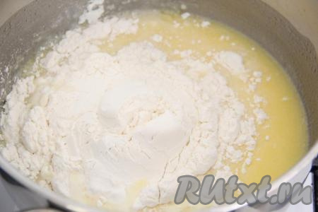 Как только смесь закипит, всыпать муку.