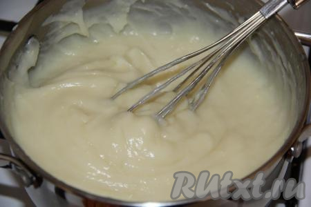 Кастрюльку с молоком и сахаром поставить на огонь и прогреть почти до кипения, затем постепенно влить молочно-мучную смесь, интенсивно перемешивая крем венчиком. Варить крем на небольшом огне до загустения при помешивании, примерно, 5 минут. Как только крем загустеет (станет напоминать густую сметану), снять его с огня и полностью остудить.&nbsp;