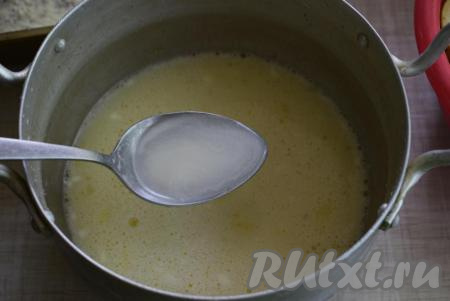 К смеси добавим соду, гашеную уксусом.