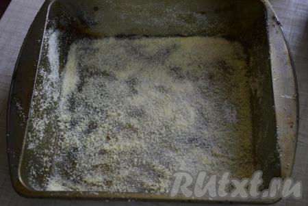 В форму  (примерный диаметр формы 20 см), смазанную маслом и присыпанную мукой или манкой,