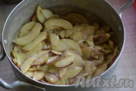 Добавим к тесту яблоки и перемешаем их так, чтобы каждая долька была покрыта тестом.