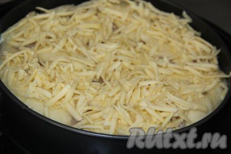 Поставить пирог в разогретую духовку и выпекать при температуре 180 градусов 20 минут. Затем достать выпечку, посыпать сыром, натёртым на крупной тёрке, и отправить в духовку ещё на 20-25 минут. Готовность пирога проверить зубочисткой (при прокалывании готового пирога на зубочистке не будет следов теста, она останется чистой).