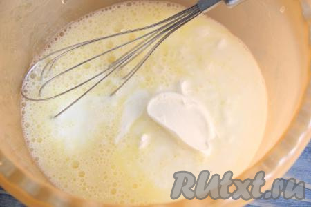 Слегка взбить яйца с солью венчиком, затем добавить сметану, перемешать.