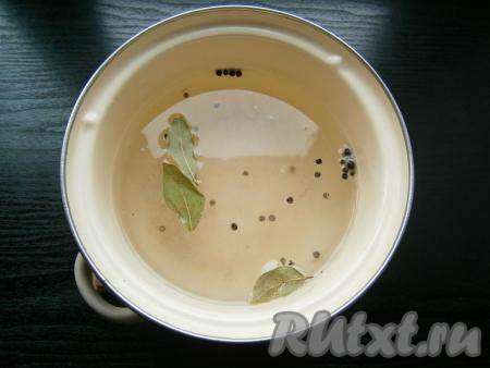 В кастрюлю влить воду, добавить соль, перец горошком черный и душистый, лавровые листья. Довести рассол до кипения, влить уксус.&nbsp;