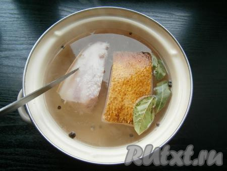 Сало поместить в рассол, прикрыть кастрюлю крышкой и варить его на слабом огне 40 минут.