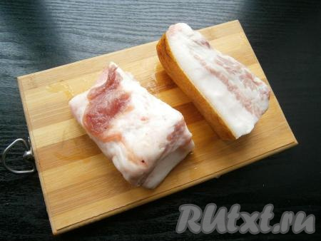 Сало вымыть, хорошо почистить шкуру, обсушить бумажными салфетками. Разрезать сало на 2 части.