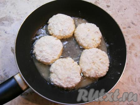 Сковороду разогреть с растительным маслом и разместить на ней подготовленные лепешки.