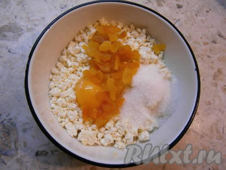 Курагу нарезать маленькими кусочками и добавить в творог. Если курага сухая, предварительно замочите ее в кипятке на 15 минут, затем обсушите на бумажной салфетке.