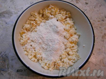 Тщательно перемешать творог с яйцами, курагой, солью и сахаром, затем всыпать 2-3 столовые ложки пшеничной муки. Снова творог перемешать. Количество муки регулируйте, в зависимости от консистенции творога, если творог сухой - то муки понадобится меньше, и наоборот. В любом случае, тесто для сырников должно быть таким, чтобы вы смогли сформировать сырник руками и он держал форму, не разваливался.