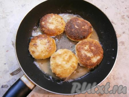 Жарить сырники на среднем огне до румяного цвета с двух сторон (примерно, по 2-3 минуты с каждой стороны).