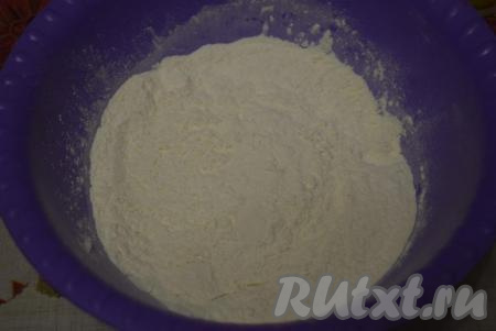 В миску насыпаем муку и ванилин.