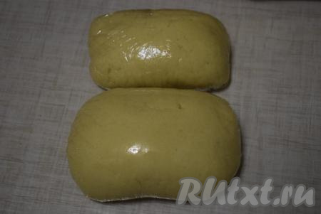 Разделяем получившиеся тесто на 2 части (как на фото) - большая часть теста станет основой печенья, а меньшая часть - посыпкой верха. Заворачиваем каждую часть теста (по отдельности) в пищевую пленку и охлаждаем в холодильнике, примерно, 1 час.