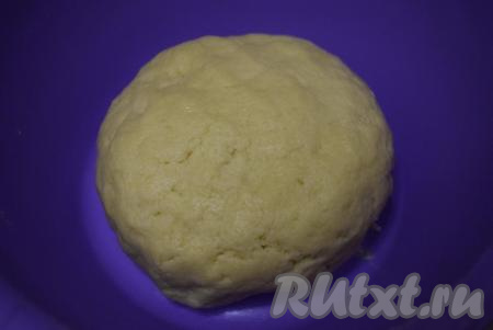 Замешиваем наше песочное тесто в однородную массу. Тесто получается гладким, хорошо держит форму, по консистенции плотное, но не тяжелое.