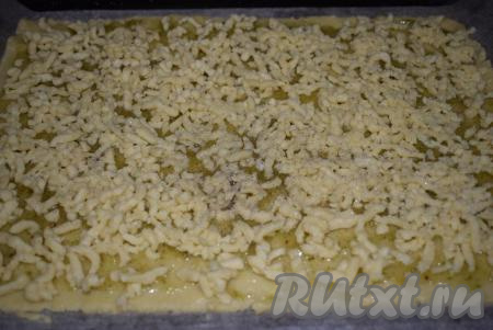 Далее, прямо на варенье, натираем на крупной терке наш меньший кусок теста. Стараемся, чтобы тесто равномерно покрывало всю основу, сверху тесто присыпаем ванильным сахаром (по желанию).