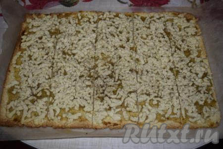 Ставим наше будущее печенье в разогретую духовку и выпекаем до готовности (примерно, 25-30 минут) при температуре 180 градусов. Достаем наше печенье из духовки и нарезаем его на квадраты.