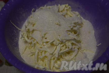 Высыпаем сахар к масляно-мучной смеси, перемешиваем и&nbsp;растираем в крошку наши ингредиенты.