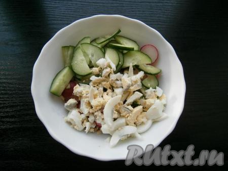 Добавить к редисочке нарезанный полукружочками свежий огурец и крупно нарезанное вареное яйцо.