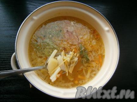 Когда картофель будет готов, добавить в кастрюлю вермишель, специи, приправу, лавровый лист.