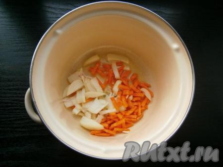 Морковь, картофель, лук и чеснок очистить. В кастрюлю поместить сливочное масло, добавить 1 столовую ложку растительного масла. Поставить кастрюлю на небольшой огонь. Когда сливочное масло растопится, добавить в кастрюлю нарезанный кусочками лук и морковь, нарезанную соломкой.