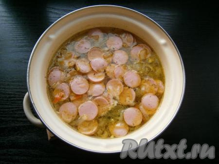 Дать супу с вермишелью закипеть, выложить сосиски, добавить измельченный чеснок.&nbsp;Варить суп на небольшом огне еще буквально 5 минут.&nbsp;