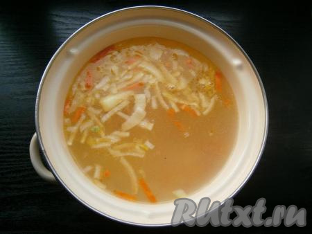 Влить в кастрюлю горячую воду и поставить на огонь. Варить картофель, подсолив воду, на слабом огне 20 минут.