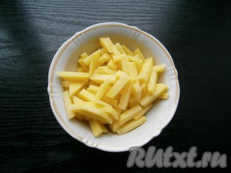 Картофель, лук и морковь очистить. Репчатый лук мелко нарезать, морковь нарезать соломкой. Картошку нарезать небольшими брусочками.