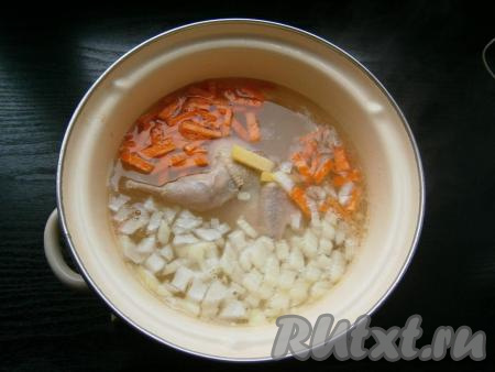 Когда перепелка проварится в течение 30 минут, добавить в бульон картофель, морковку и лук.