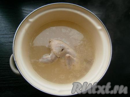 Залить водой, поставить на огонь. Когда вода закипит, убрать пену, воду посолить по вкусу. Варить перепелку на небольшом огне с прикрытой крышкой около 30&nbsp;минут.