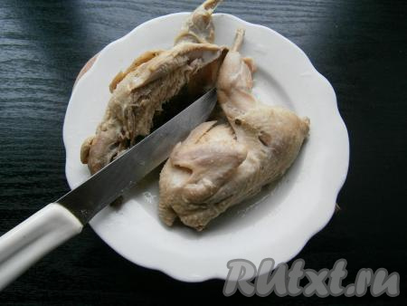 Перепелку разрезать на 2 части.