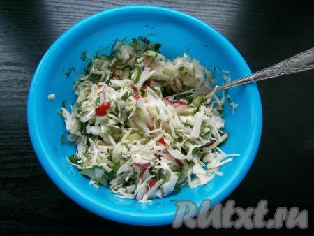 Влить растительное масло и салатик тщательно перемешать, если нужно, досолить.&nbsp;