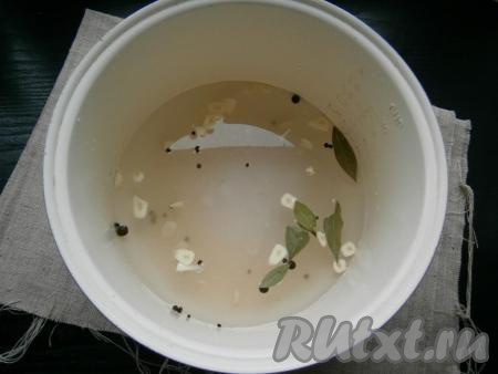 В чашу мультиварки влить литр холодной воды, добавить соль, сахар, горошины чёрного и душистого перцев, лавровые листья, нарезанные 2 зубчика чеснока.