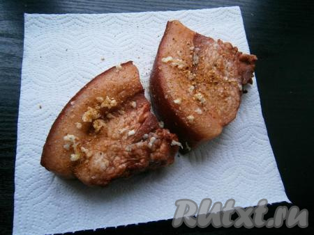 Далее натереть сало пропущенным через пресс оставшимся чесноком и специями для мяса.