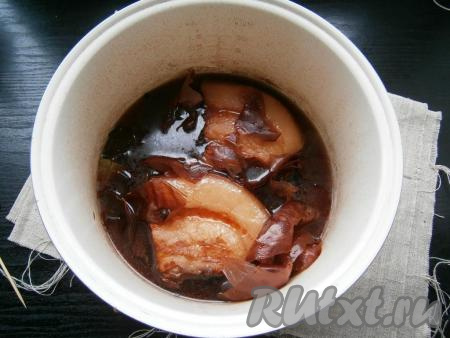 Выставить режим мультиварки "Тушение" на 40 минут, крышку закрыть. После окончания режима оставить сало в рассоле с луковой шелухой до полного остывания.