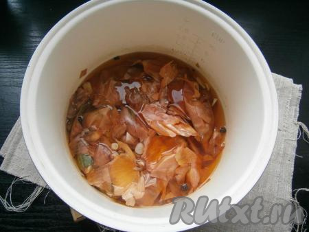 Чашу поместить в мультиварку, закрыть крышкой, выставить режим "На пару". Когда рассол закипит, добавить в него промытую луковую шелуху. Режим "На пару" отключить.