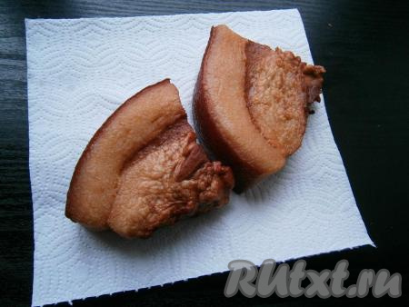 Остывшее сало вынуть из рассола, убирая шелуху, обтереть бумажным полотенцем.