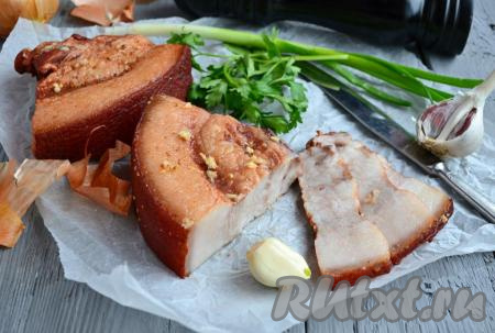 Завернуть отличнейшее сало, приготовленное в луковой шелухе в мультиварке, в пергаментную бумагу и отправить в холодное место на 10-12 часов. Готовое очень вкусное сало нарезать и подать к столу. Хранится такое сало в холодильнике в пергаменте до недели, в морозилке - до месяца.