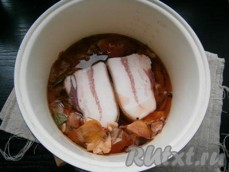 Поместить в рассол сало.