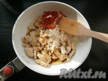 Обжарить филе на среднем огне, помешивая, до изменения цвета, затем добавить к нему лук и болгарский перец, влить соевый соус.