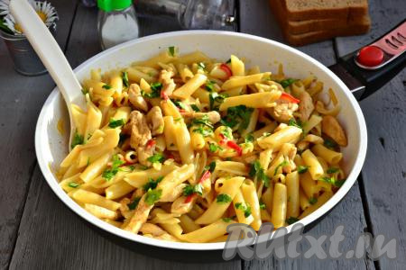 Очень вкусные макароны, приготовленные с куриным филе на сковороде, посыпать зеленью и подать к столу в горячем виде.