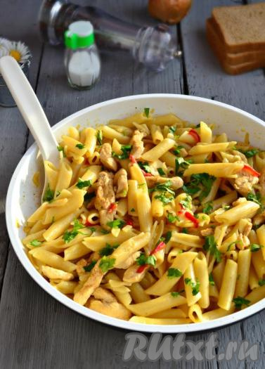 Макароны с куриным филе на сковороде