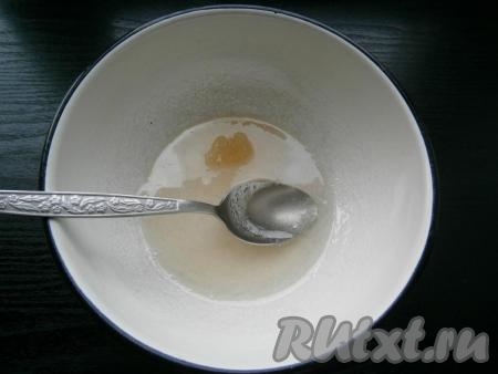 Сироп снять с огня, добавить в него разбухший желатин.