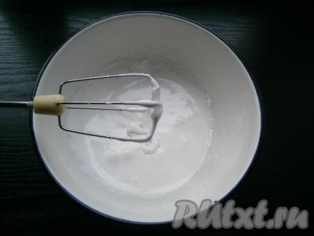 Перемешать до растворения желатина, немного остудить, после чего смесь взбить миксером до белоснежного цвета (на взбивание понадобится 3-4 минуты).