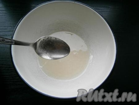 Сахар с кипятком перемешать и поставить на огонь. Довести до кипения, варить сироп, помешивая, на медленном огне до полного растворения сахара, но не более 1-2 минут с момента закипания, чтобы сироп не загустел.