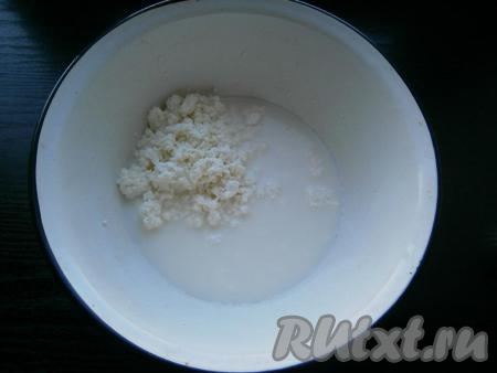 В теплое молоко добавить творог.