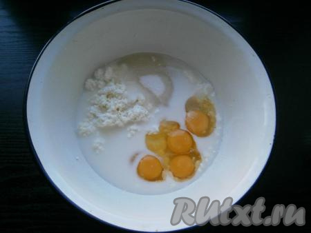 К молоку и творогу добавить сырые яйца комнатной температуры, всыпать соль и оставшийся сахар.