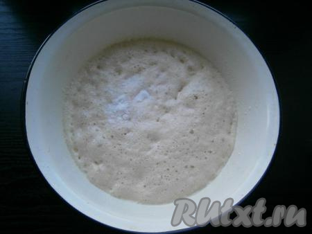 В эту смесь добавить "ожившие" дрожжи и&nbsp;ванилин.